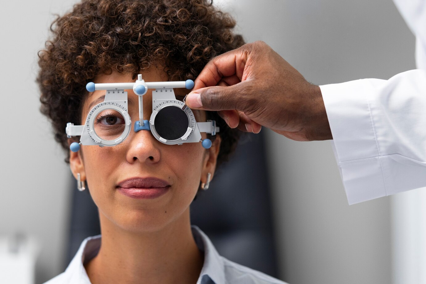 Mulher usando equipamento de exame ocular - retinopatia da prematuridade.