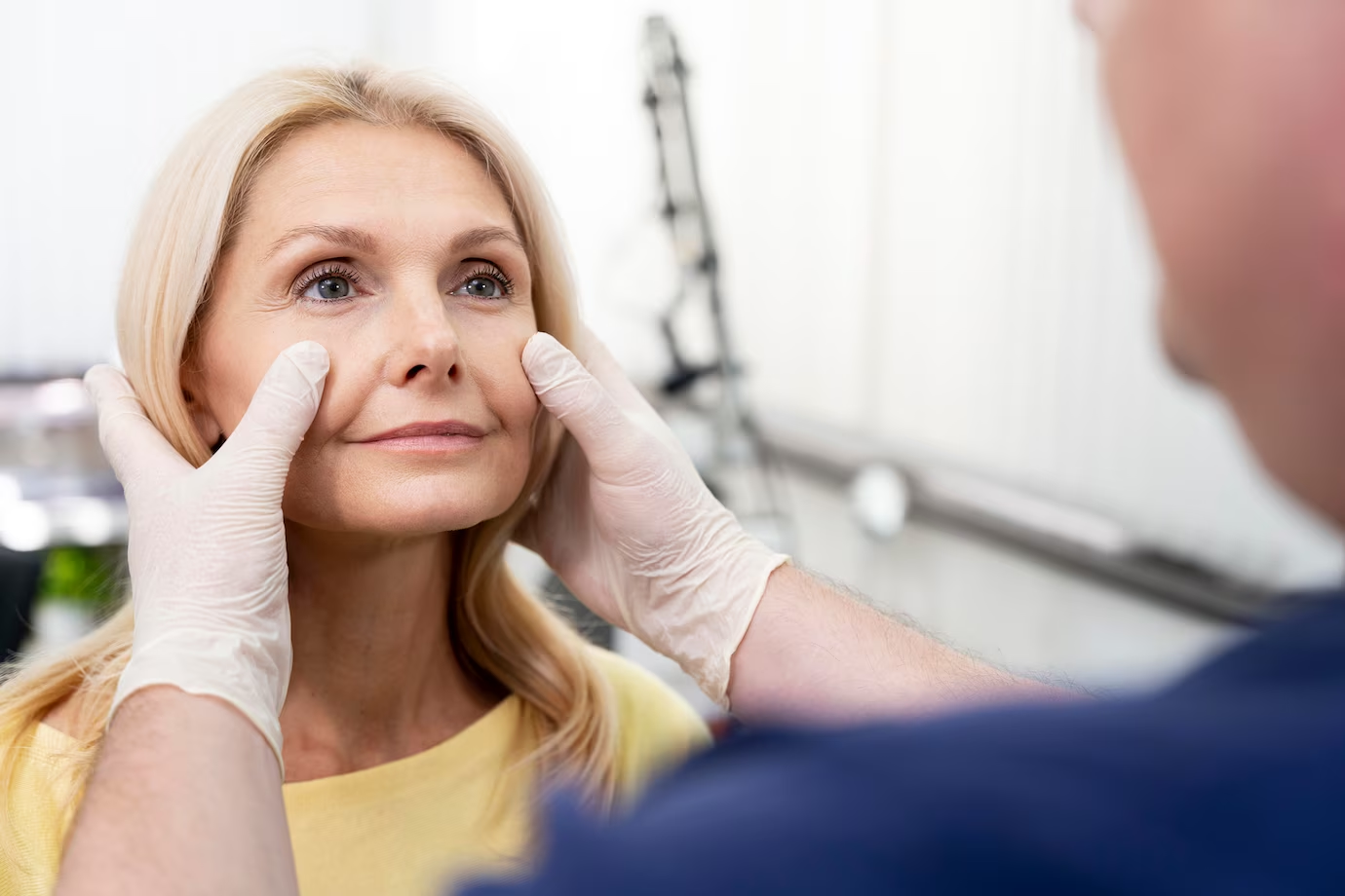 Exame ocular em paciente que realizou cirurgia de estrabismo.