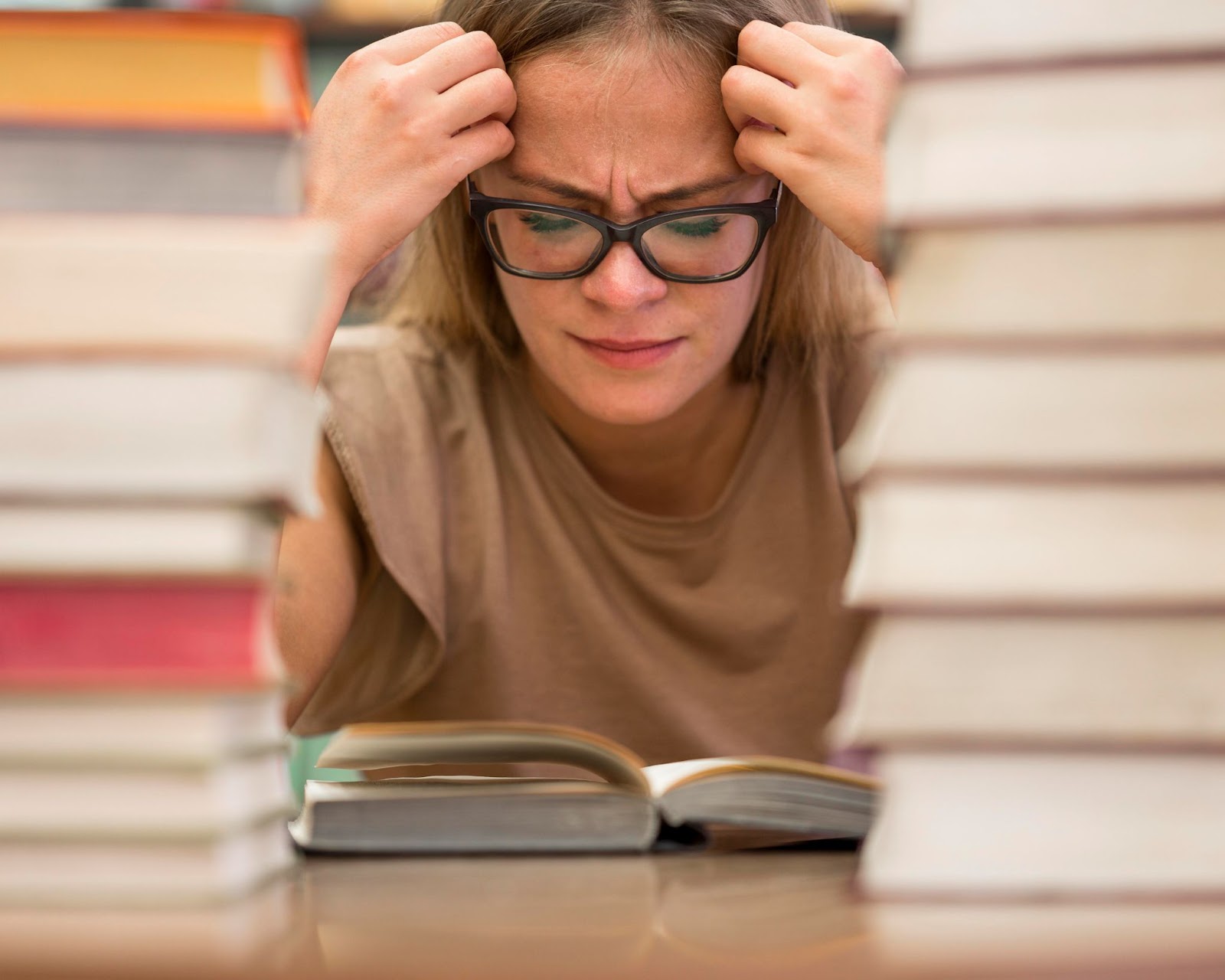 Mulher com dificuldade de leitura, sinal comum da síndrome de Irlen.