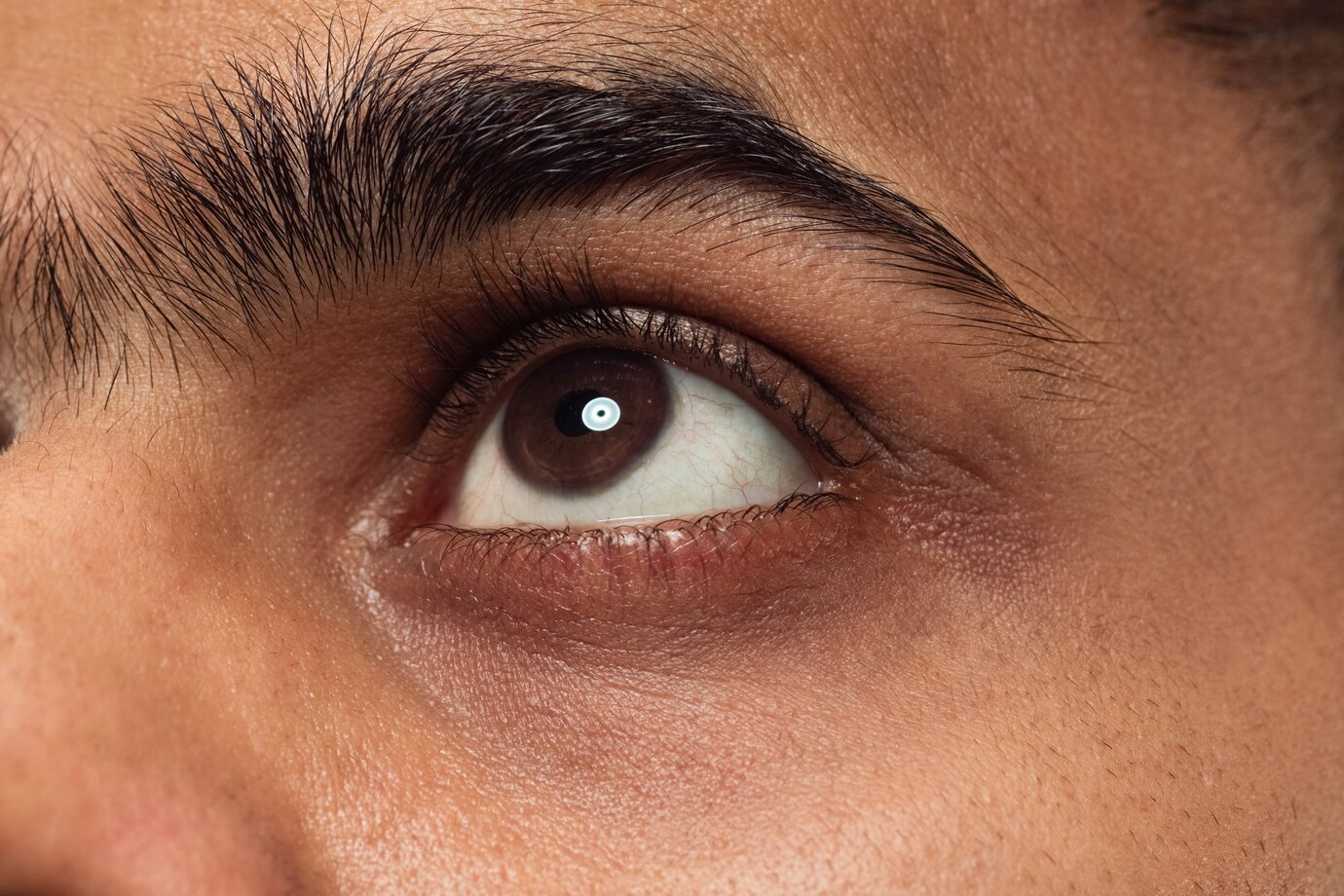 Olho humano em destaque com sinais de exame - retinopatia da prematuridade.