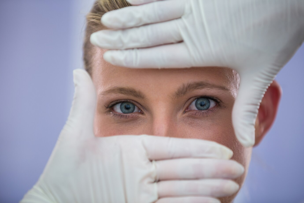 Foco nos olhos alinhados de uma paciente após cirurgia de estrabismo.