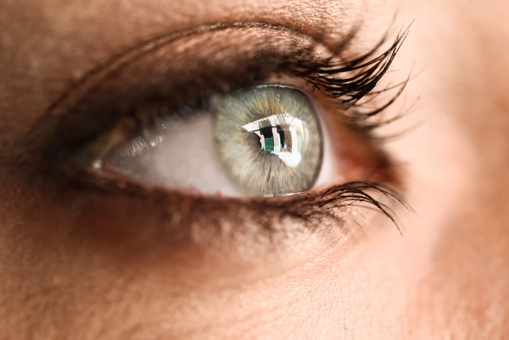 Close-up de um olho com reflexo de luz - retinopatia da prematuridade.