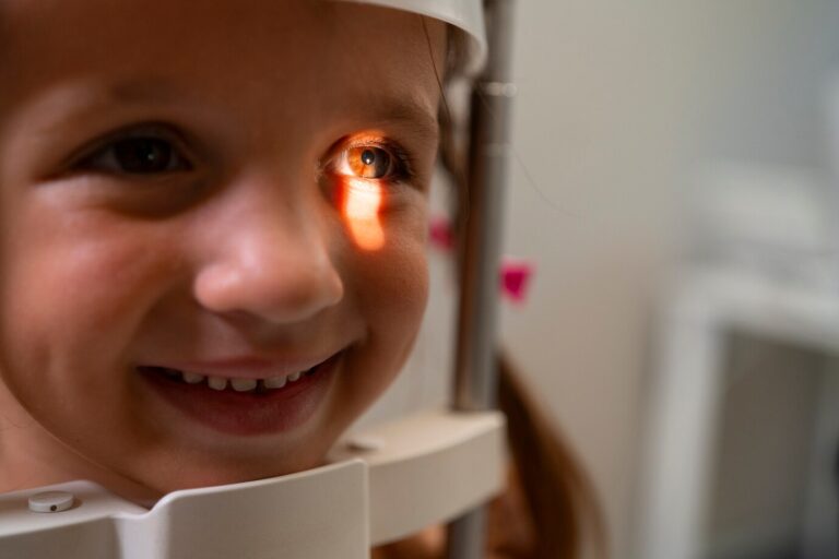 Exame de vista para verificar Catarata Congênita / Foto: Freepik